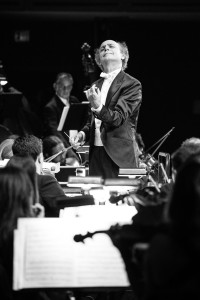 Eduardo Marturet orquestando a la Miami Symphony Orchestra. Foto: Sharon Levy.