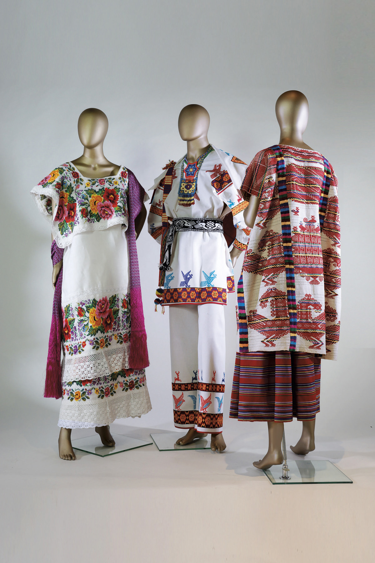 Exposición El arte de la indumentaria y la moda en México 1945 - 2015. Foto: Palacio de la Cultura Banamex.