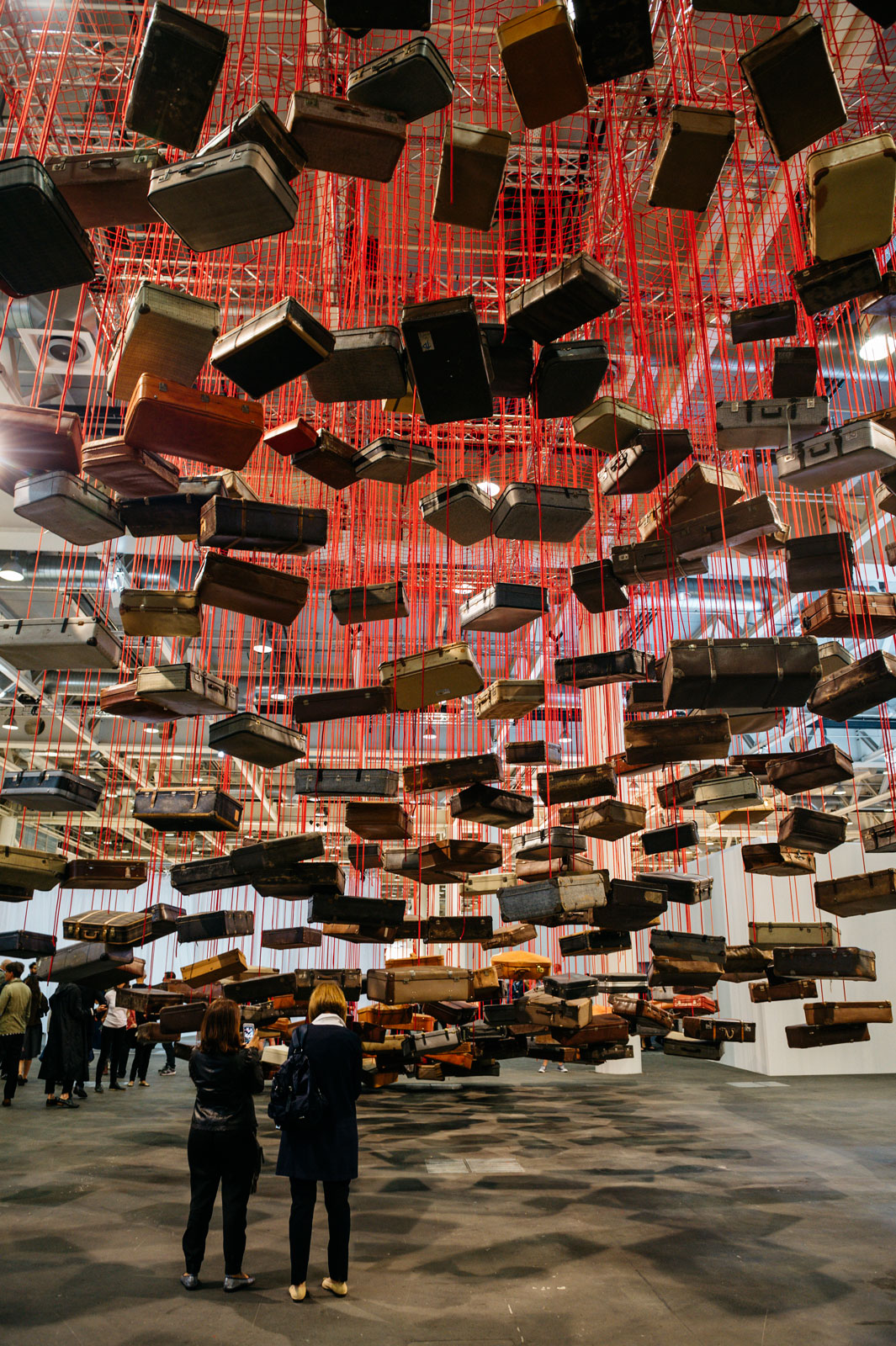 Instalación de Chiharu Shiota durante la Art Basel 2015. Foto: artbasel.com