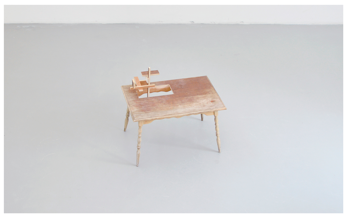 Cómo ser una mesa y seguir siendo una escultura, mesa intervenida, medidas 100 x 130 x 140 cm, 2013. Foto: Oscar Abraham Pabón.
