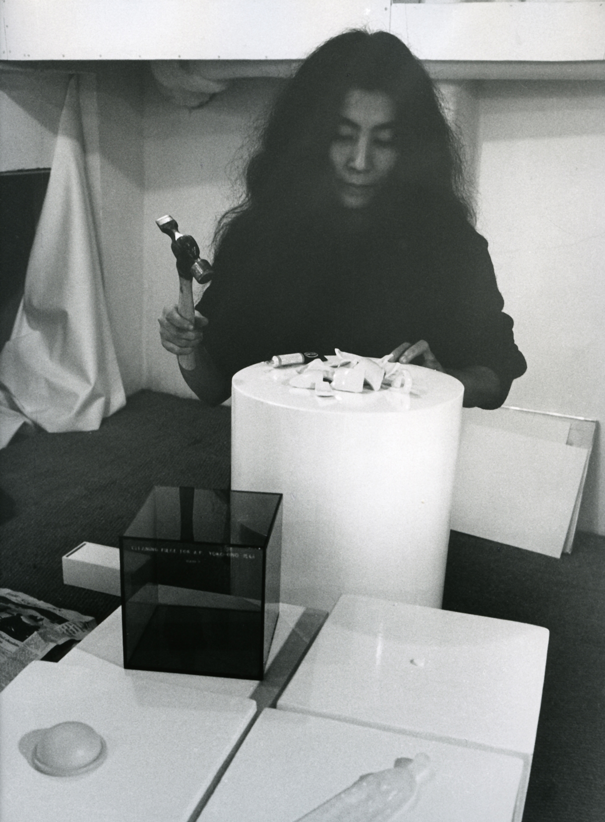 Yoko Ono preparando Mend Piece "Unfinished Paintings and Objects" Indica Gallery, Londres, 1966. Foto: Graham Keen . ©Yoko Ono.