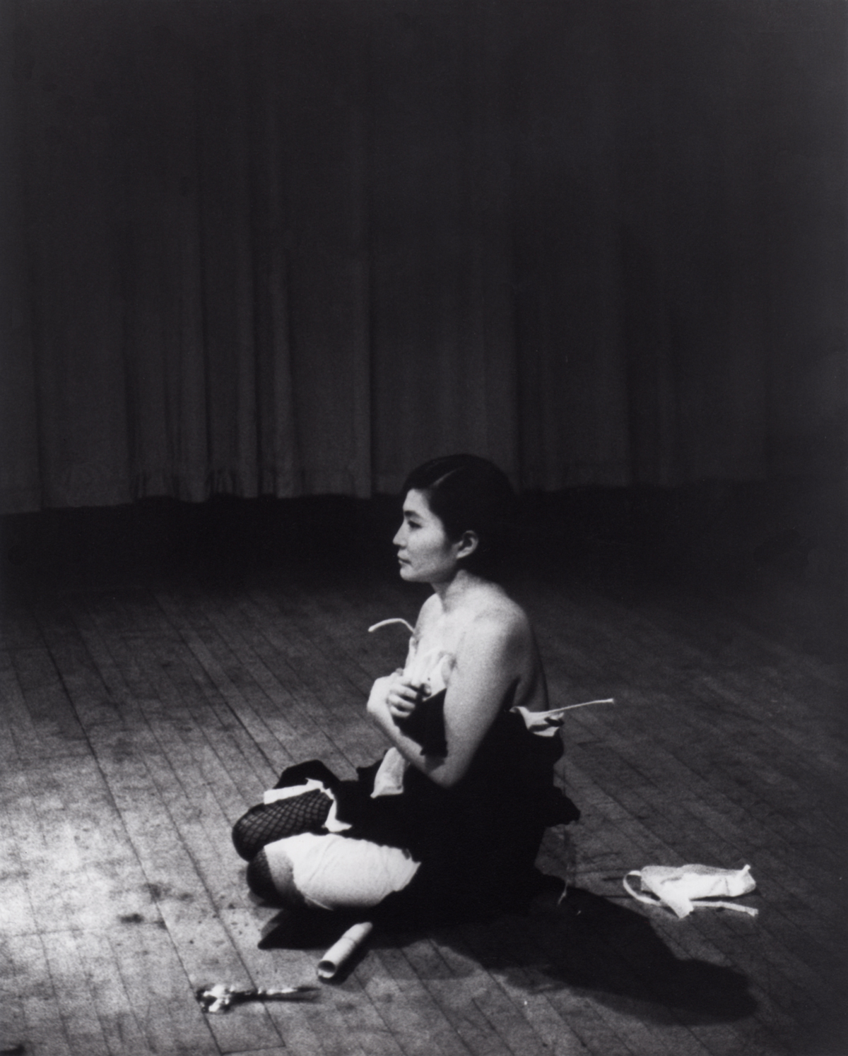 Yoko Ono, Cut Piece, (1964). Registro de la performance realizada el 21 de marzo de 1965 en Carnegie Recital Hall, New York. Foto: Minoru Niizuma. © Yoko Ono.