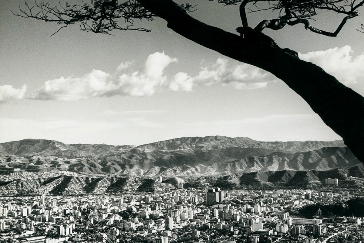 Graziano Gasparini. Vista de Caracas desde el camino de Los Españoles, Caracas, (1954). Foto: Archivo Fotografía Urbana.
