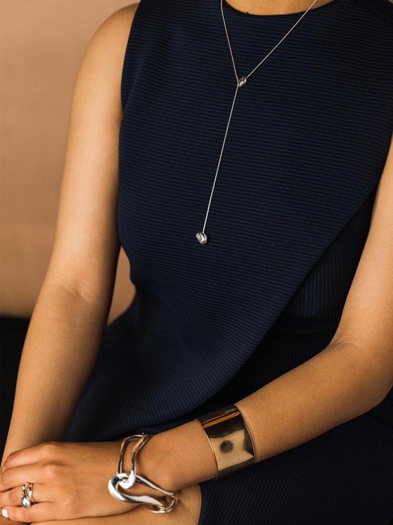 Lure Necklace / Link Bangle / Bold Cuff / Rest and Lull Rings. Foto: farisfaris.com