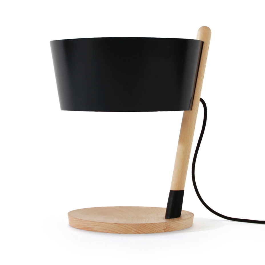 Small black Ka table lamp. Foto: woodendot.com