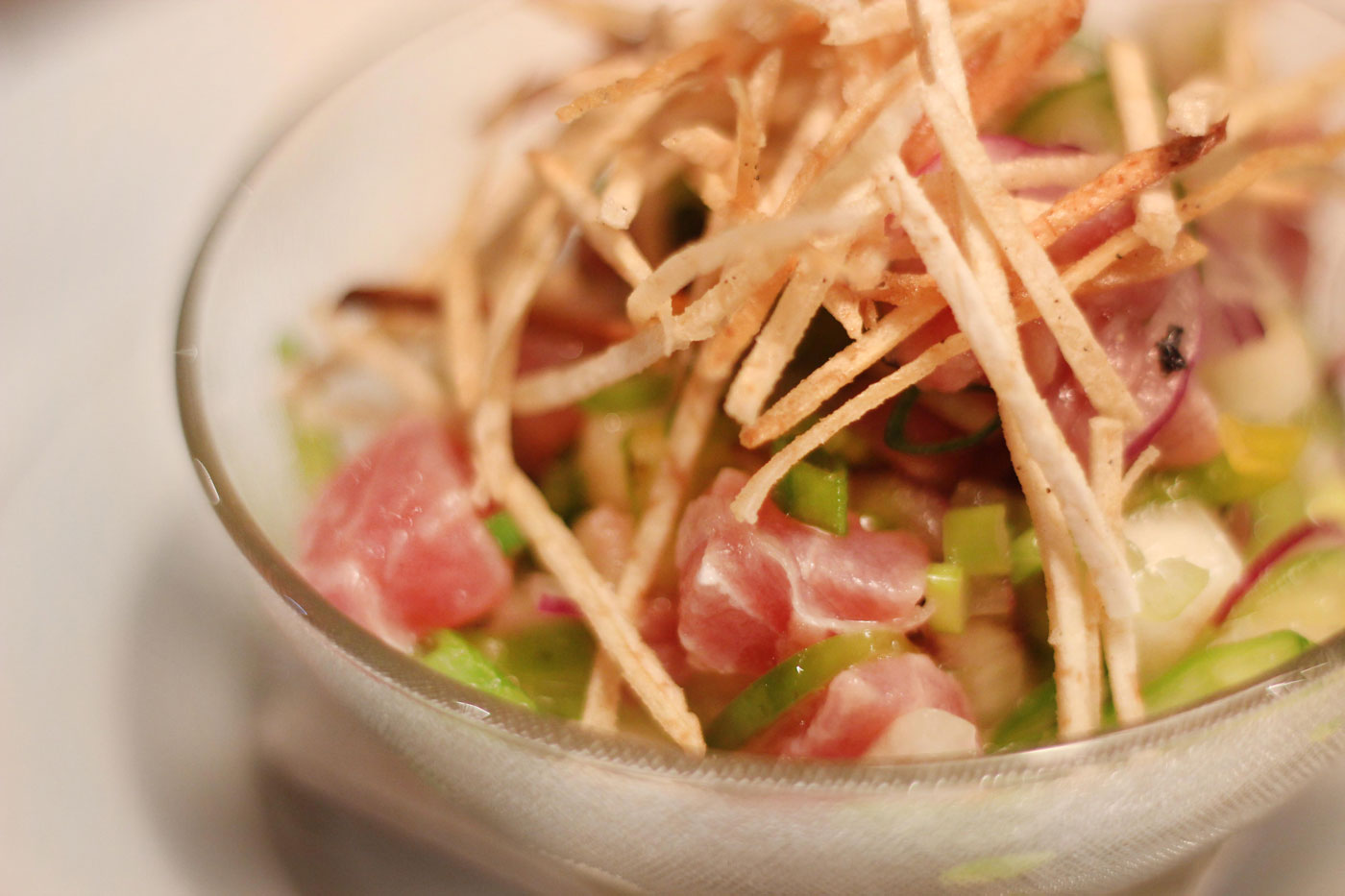 Ceviche de pez aguja con piña, coronado con hilos crujientes de ocumo. Foto: David Egui