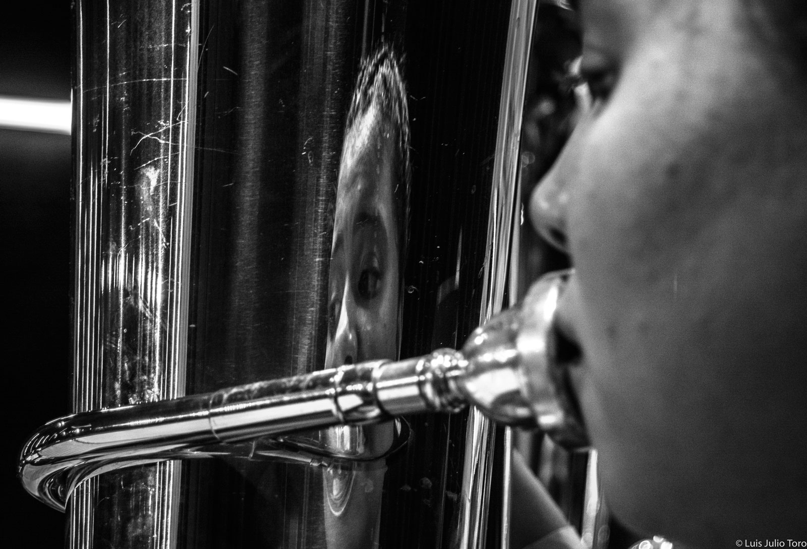 Reflejo de una joven intérprete de la tuba. República Dominicana, abril 2017. Foto: Luis Julio Toro