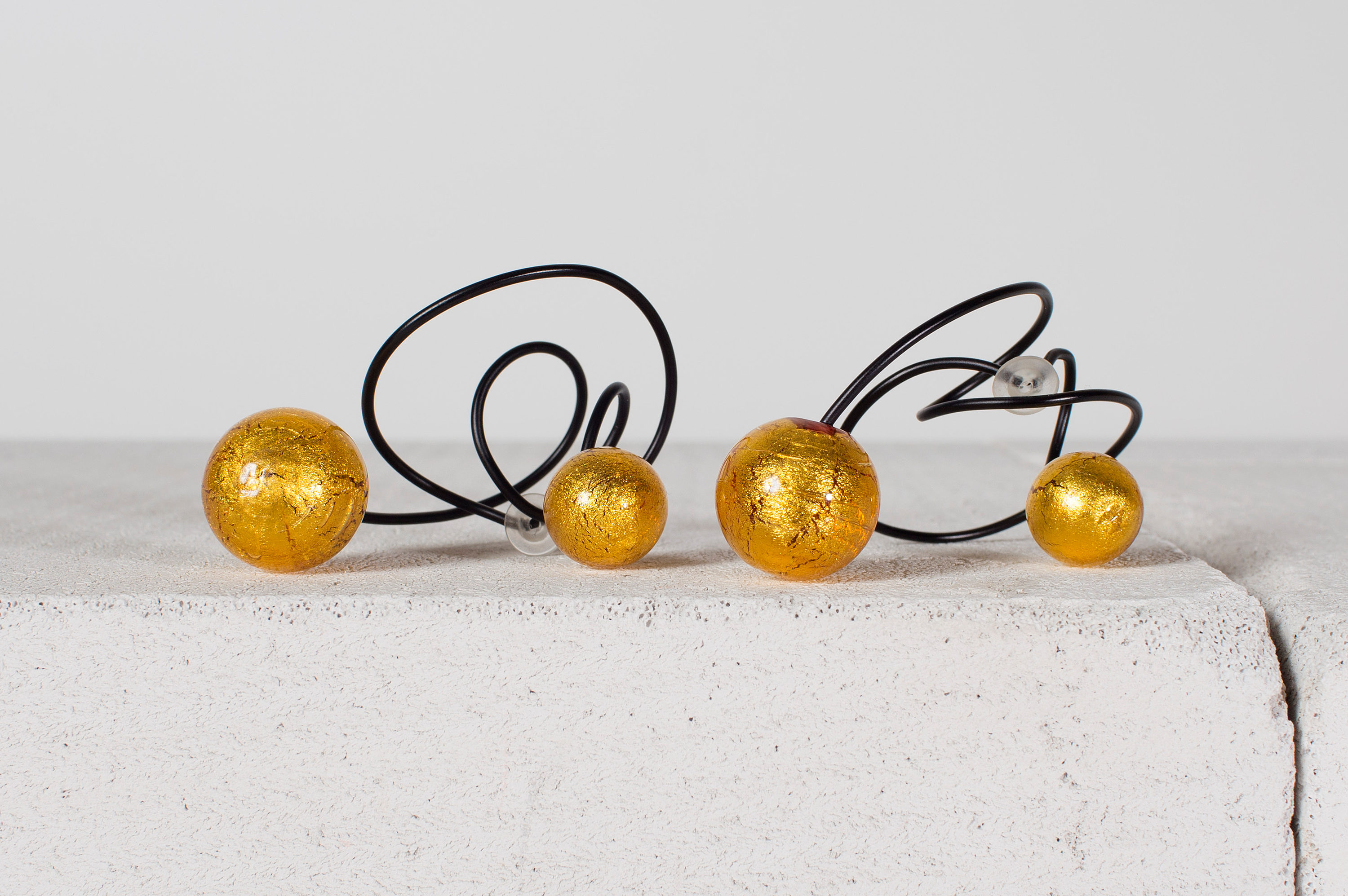 Hecho en titanio negro y perlas de vidrio venecianas con motas de oro de 18 quilates. Foto: bukowskis.com