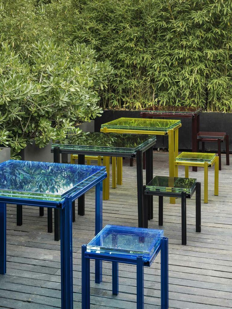 Mesas y taburetes Al13 de vidrio y aluminio reciclables