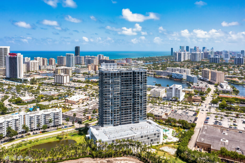 Slate Hallandale Beach con vista al Atlántico y el Canal Intracostero