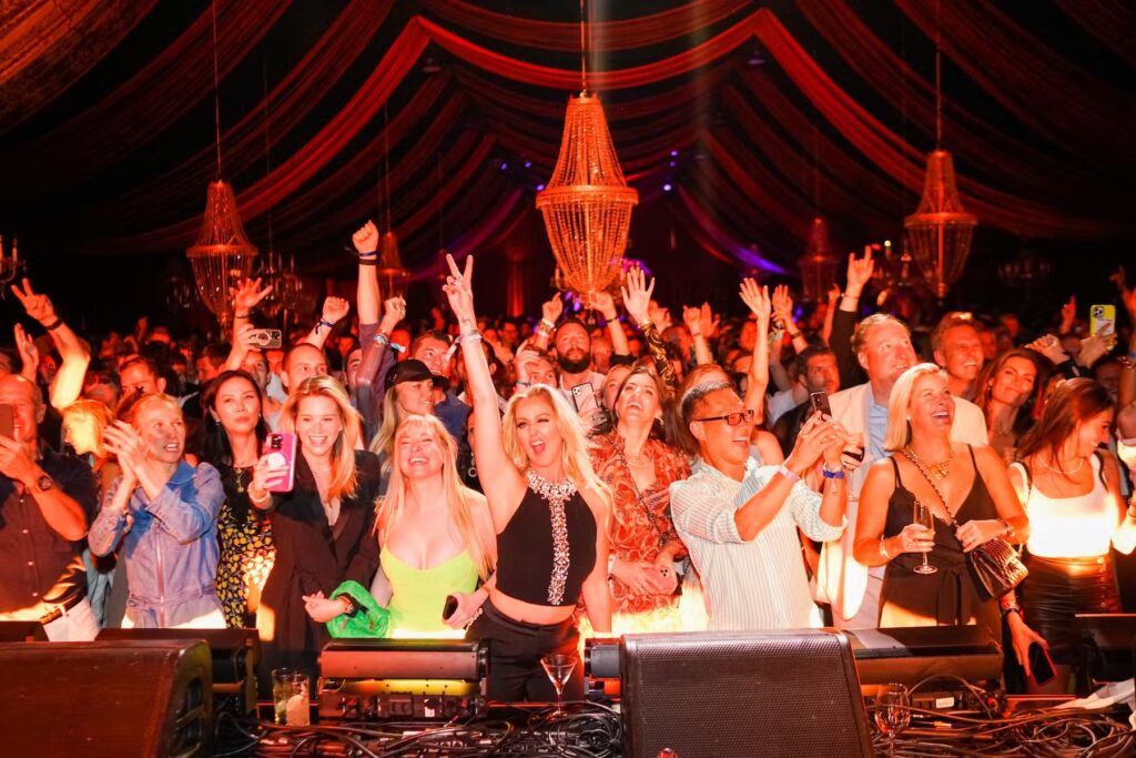 Carbone Beach es una experiencia gastronómica y de música en el marco de la Miami Race Week