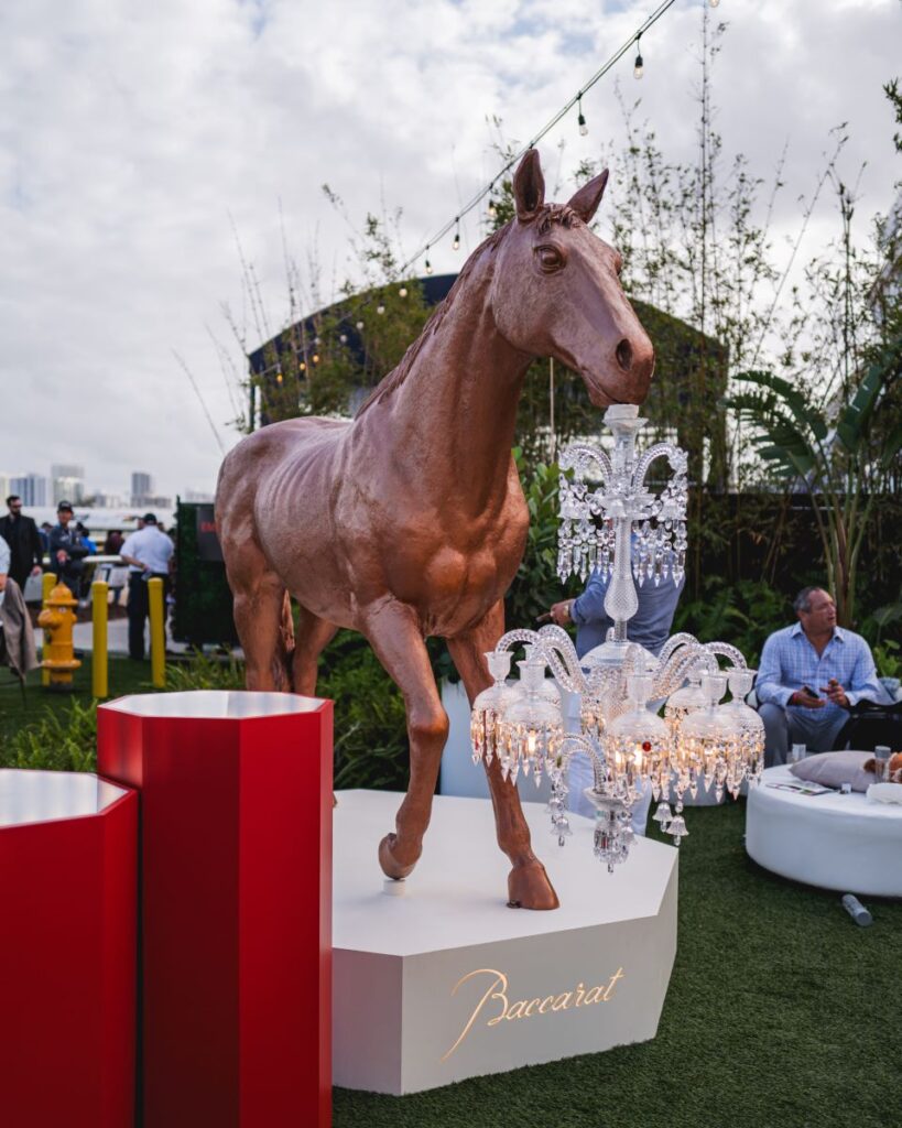 Escultura de Baccarat Pegasus World Cup 2024