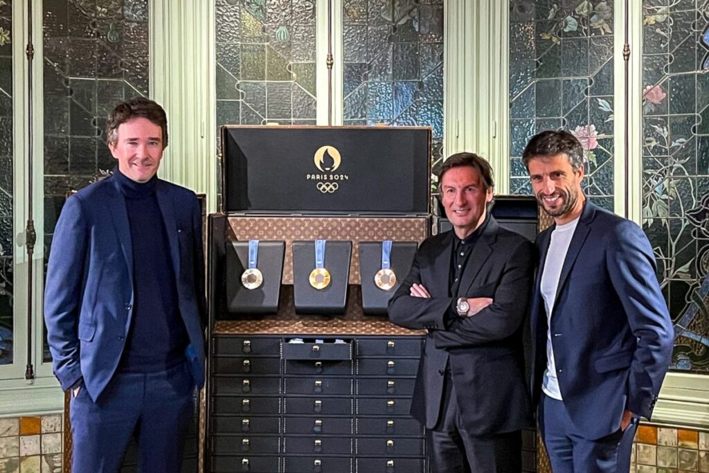 Piezas maestras de Asnières: los cofres de medallas y Antorcha de Louis Vuitton para los Juegos Olímpicos 2024 / Foto via Louis Vuitton