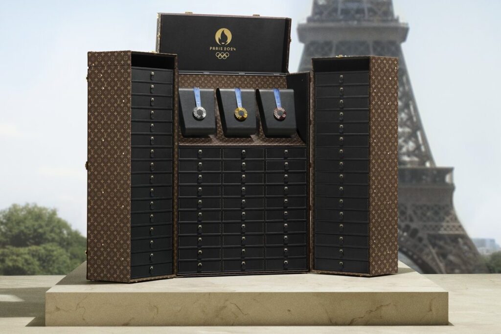 Piezas maestras de Asnières: los cofres de medallas y Antorcha de Louis Vuitton para los Juegos Olímpicos 2024 / Foto via Louis Vuitton