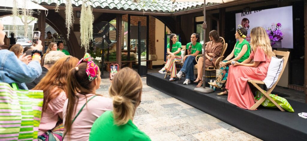 Rachael Russell Saiger, Isabela Rangel Grutman, Valeria Lipovetsky, Danie Gomez Ortigoza, & Martha Graeff speaking / Foto via Bazaar for Good