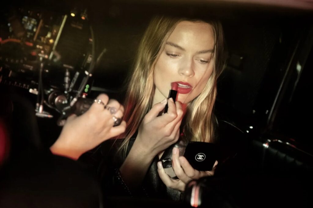 Margot Robbie irradia glamour en la nueva campaña de labiales de Chanel / Foto via Chanel