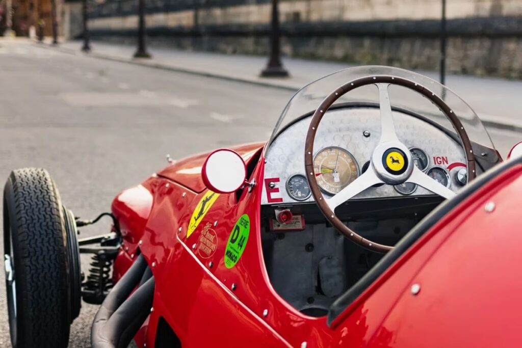 El Ferrari 625 F1 de 1954 será subastado / Foto vía RM Sotheby's