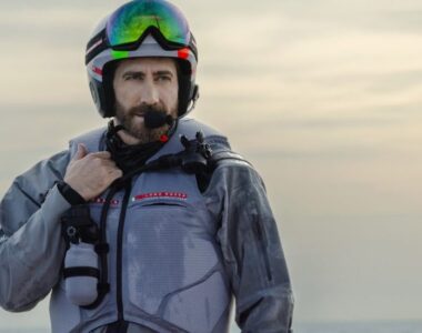 Jake Gyllenhaal navega con Prada Luna Rossa: una aventura más allá de los límites / Foto via Prada