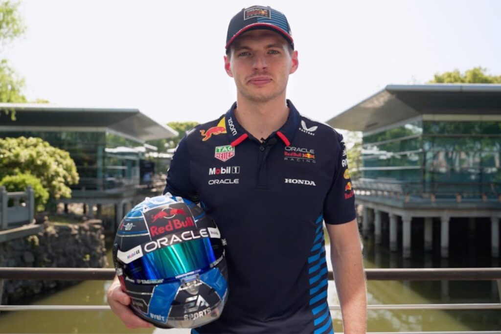 Max Verstappen reveals Special Helmet / Photo via Verstappen.com