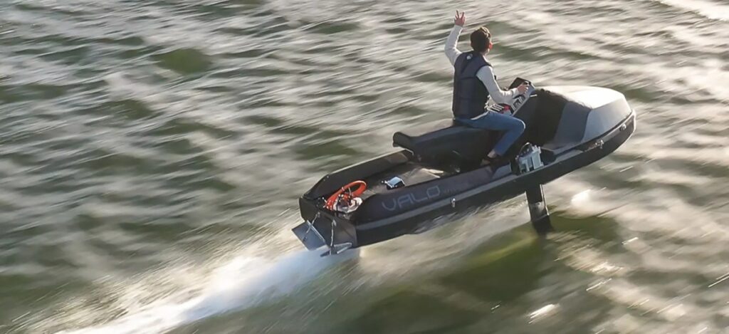 Soaring above the water: The Valo Hyperfoil reimagines jet skiing / Photo via VALO