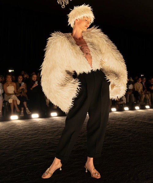 Schiaparelli's rebirth: A couture soiree of feathers, surrealism, and elegance / Photo via Schiaparelli