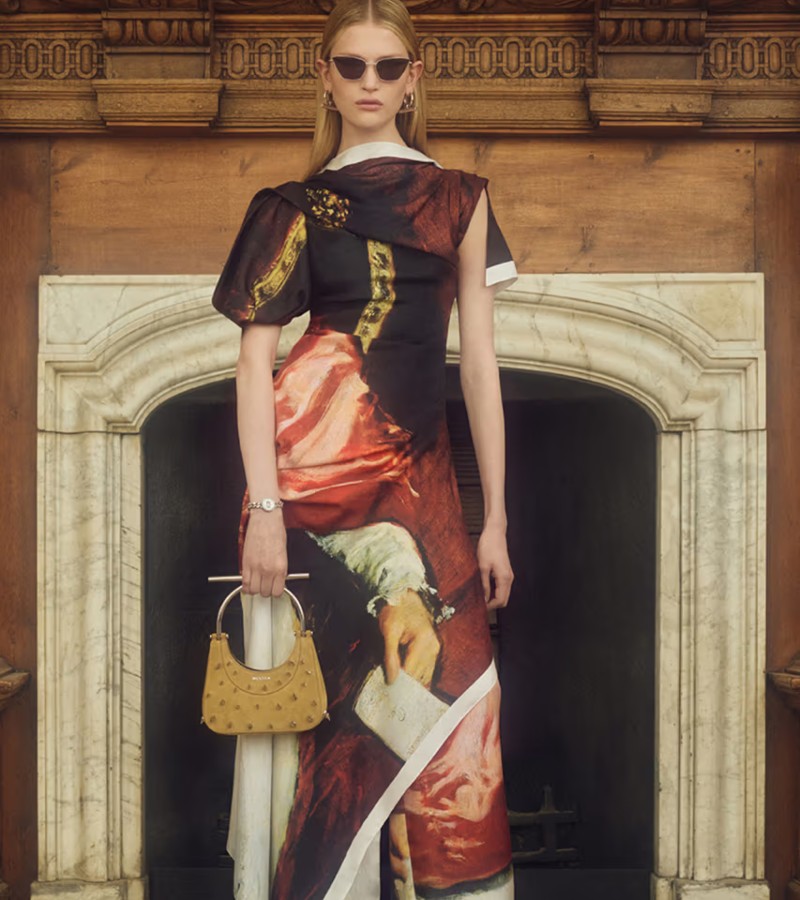 Alexander McQueen reinventa la aristocracia para el Resort 2025 / Photo via courtesy