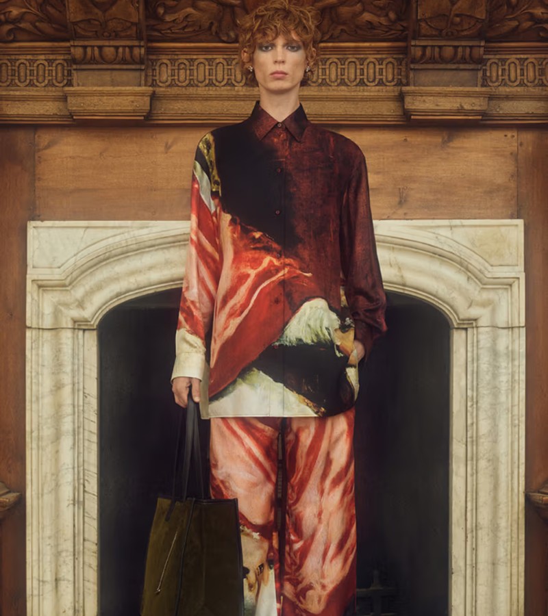 Alexander McQueen reinventa la aristocracia para el Resort 2025 / Photo via courtesy