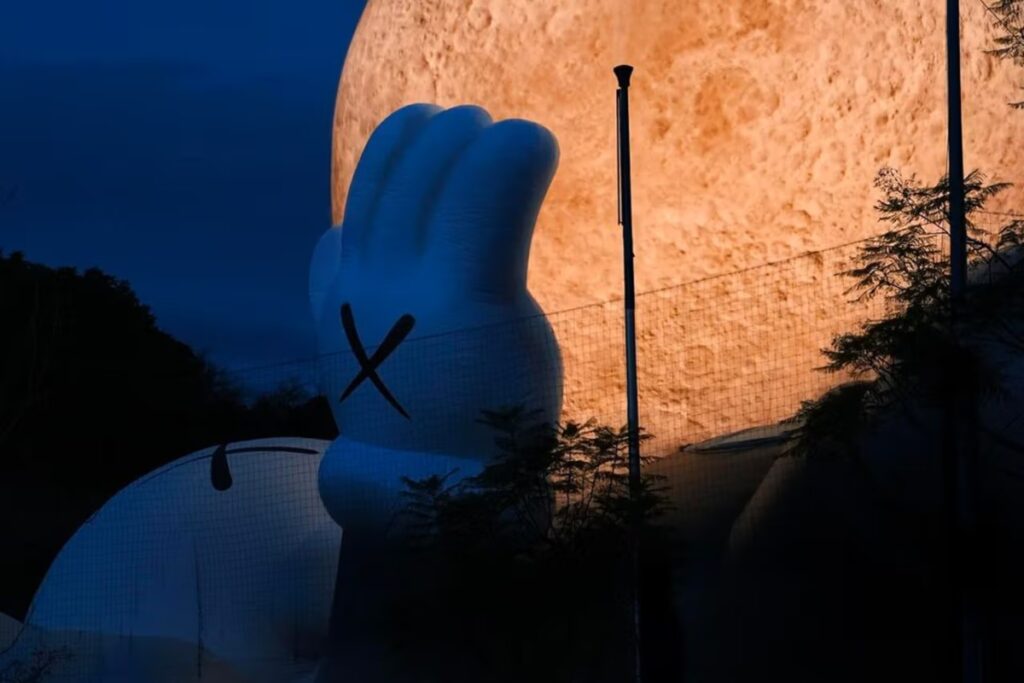 KAWS announces the next stop in the ‘HOLIDAY’ Tour / Photo via Kaws