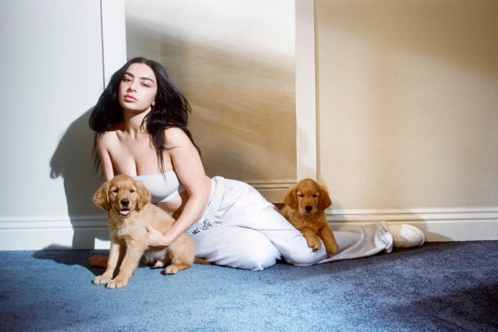 SKIMS y Charli XCX: una colaboración de moda y música / Photo via SKIMS