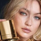 Gigi Hadid encarna el lujo contemporáneo en Million Gold For Her / Photo via Rabanne