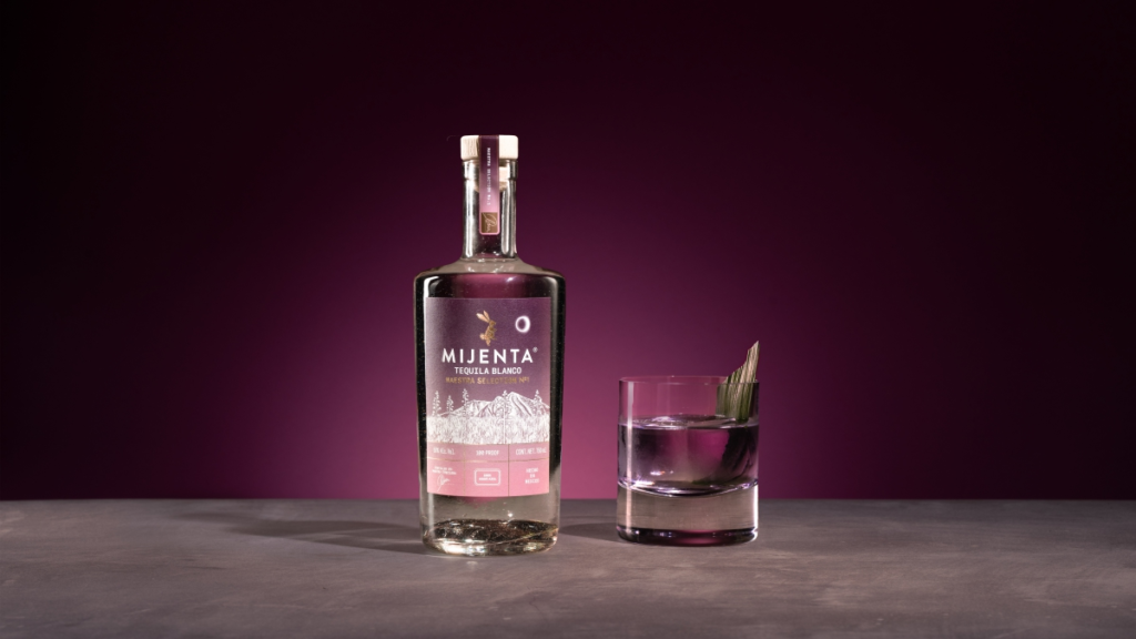 Mijenta lanza el primer tequila elaborado con agave cultivado desde semilla / Photo via Mijenta Tequila