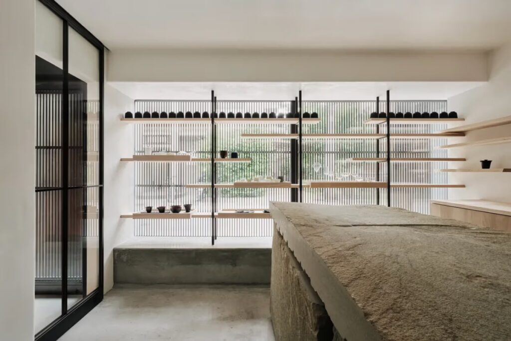 Ogata en The Shinmonzen: un santuario minimalista para los amantes del té en Kioto / Photo via The Shinmonzen