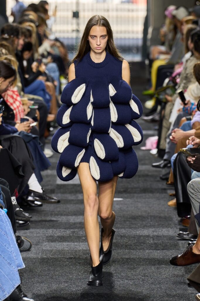 JW Anderson SS25: innovación minimalista en la moda contemporánea / Photo via JW Anderson