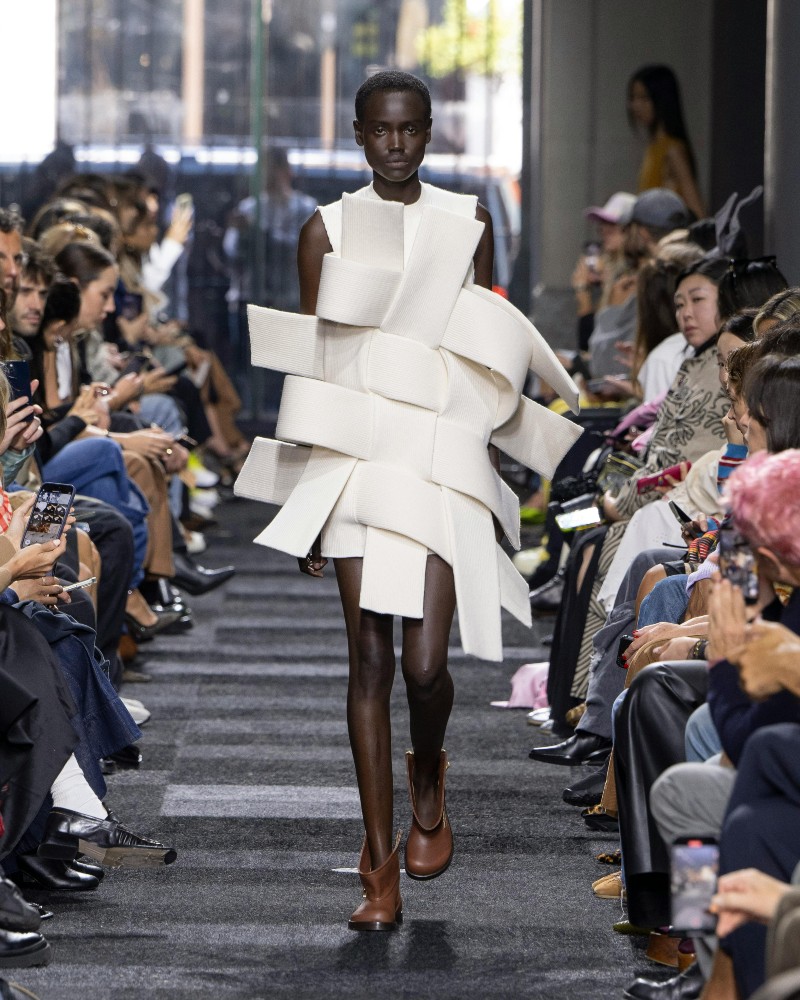 JW Anderson SS25: innovación minimalista en la moda contemporánea / Photo via JW Anderson