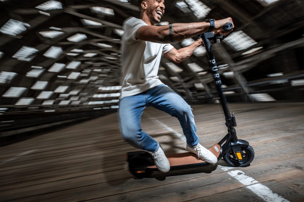 Pure Electric lanza su nuevo e-scooter Air4 Pro / Photo via Pure Electric