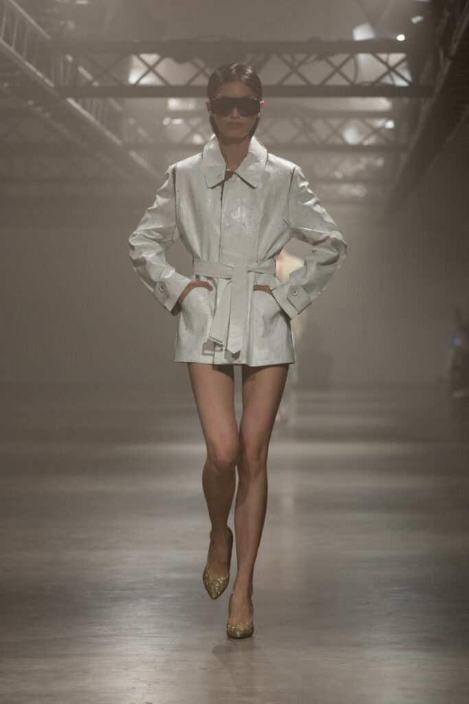 MM6 Maison Margiela presenta pintura blanca para la primavera de 2025 / Photo via Maison Margiela