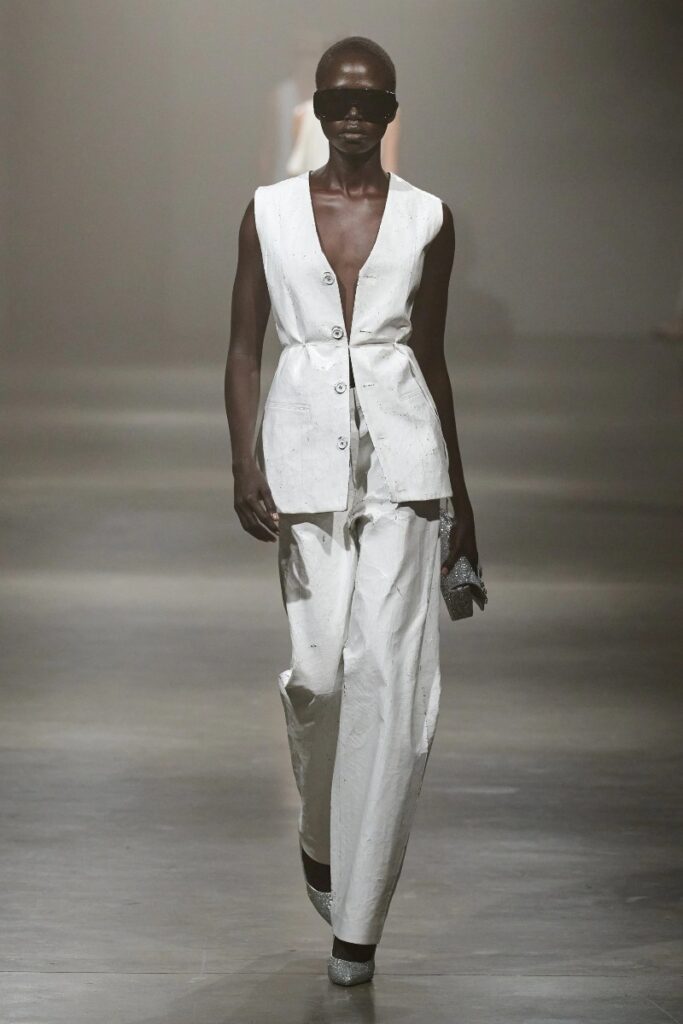 MM6 Maison Margiela presenta pintura blanca para la primavera de 2025 / Photo via Maison Margiela