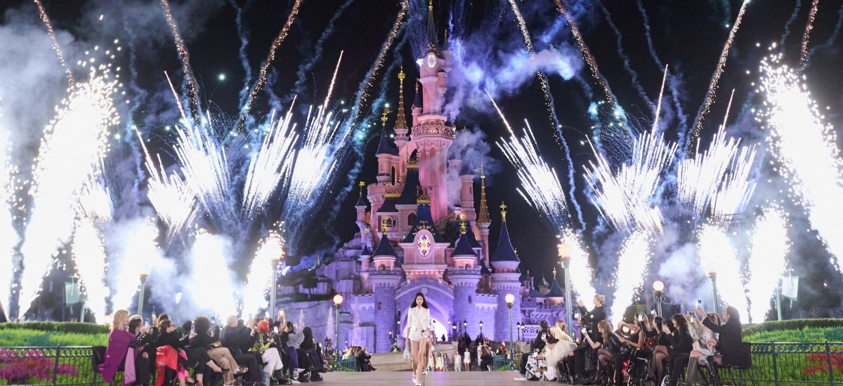 Coperni transforma Disneyland París en un cuento de hadas con su desfile / Photo via Coperni