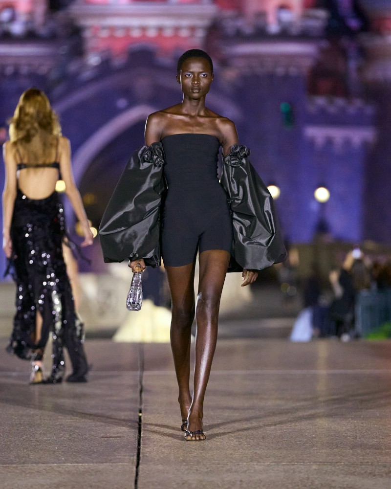 Coperni transforma Disneyland París en un cuento de hadas con su desfile / Photo via Coperni