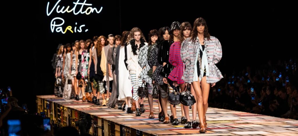 Louis Vuitton exhibe su ‘poder suave’ para la primavera de 2025 / Photo via Louis Vuitton