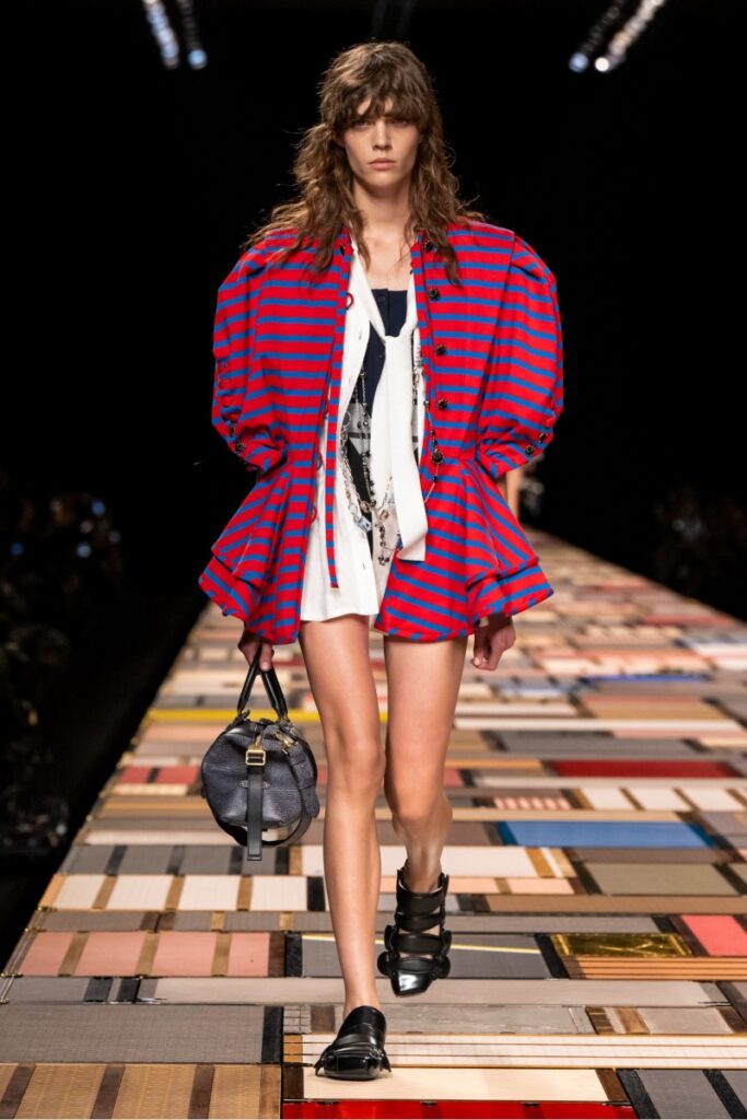 Louis Vuitton exhibe su ‘poder suave’ para la primavera de 2025 / Photo via Louis Vuitton