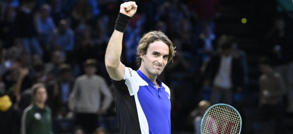 Stefanos Tsitsipas defeats Cerundolo / Photo via Rolex Paris Masters