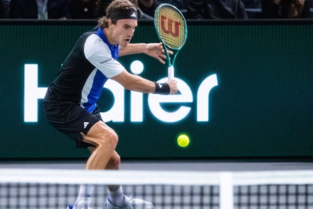 Stefanos Tsitsipas defeats Cerundolo / Photo via Rolex Paris Masters