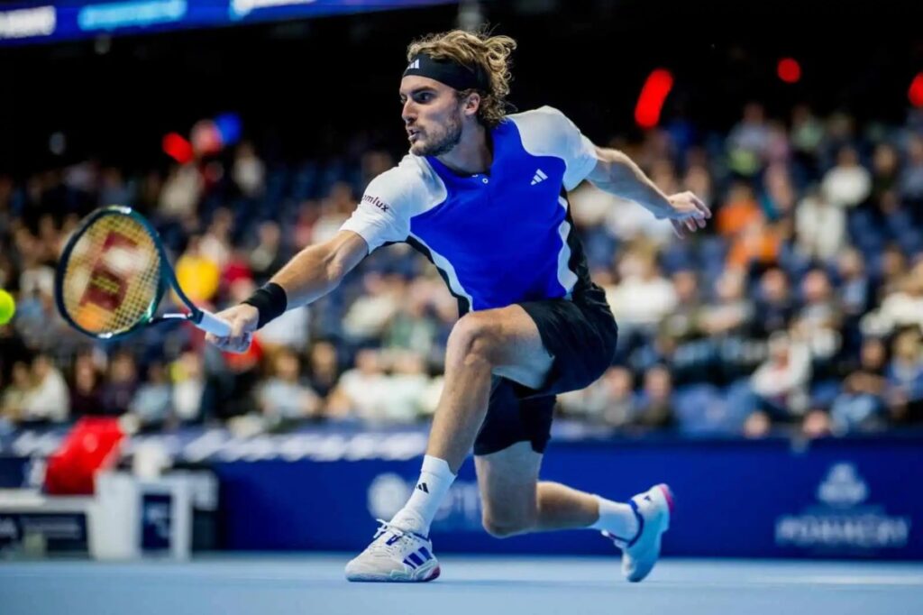 Stefanos Tsitsipas defeats Cerundolo / Photo via Rolex Paris Masters