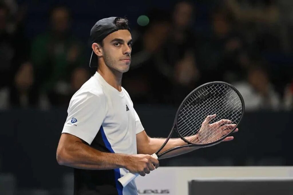 Stefanos Tsitsipas defeats Cerundolo / Photo via Rolex Paris Masters