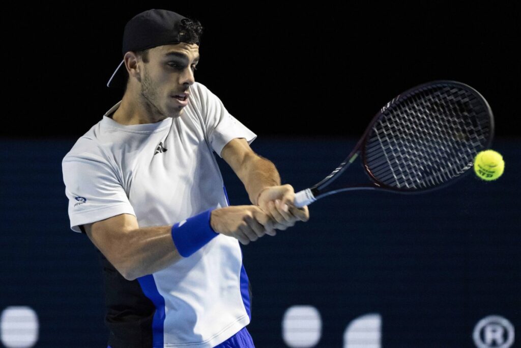 Stefanos Tsitsipas defeats Cerundolo / Photo via Rolex Paris Masters