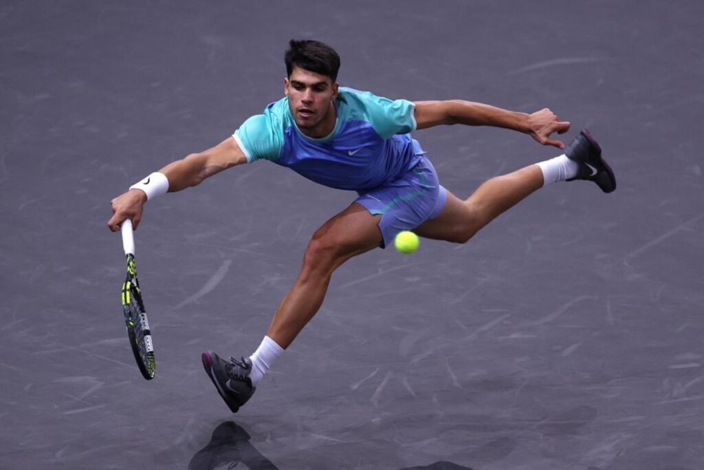 Ugo Humbert defeats Carlos Alcaraz / Photo via Rolex Paris Masters