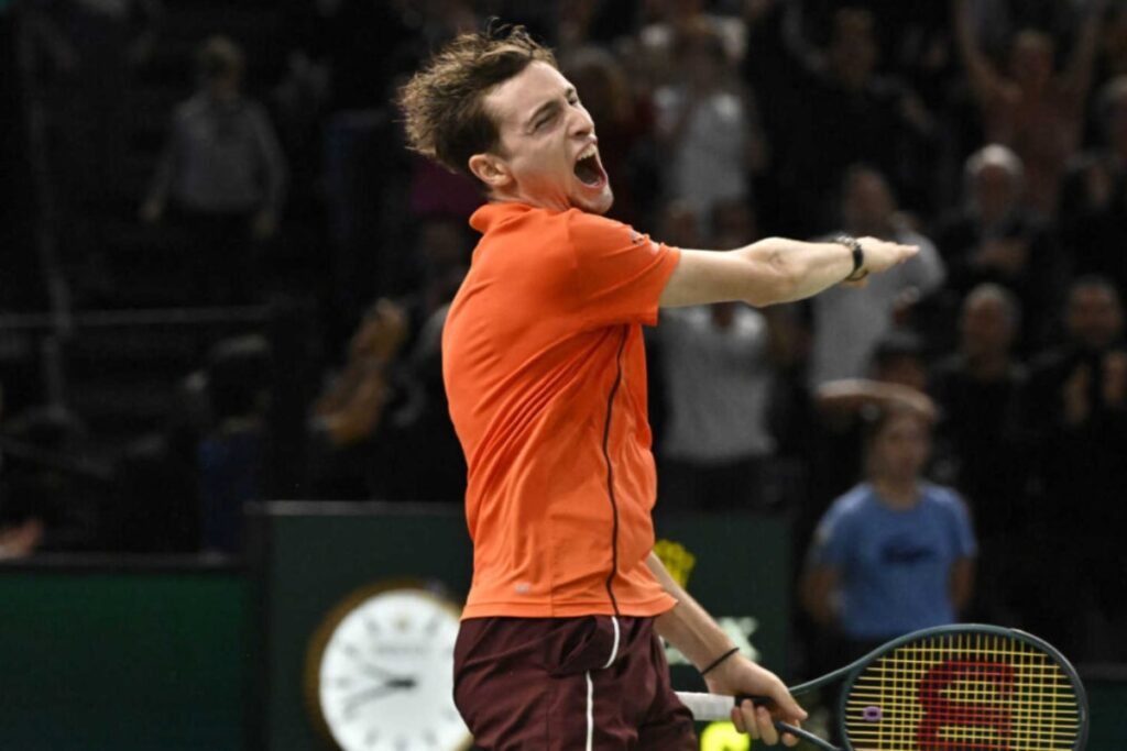 Ugo Humbert defeats Carlos Alcaraz / Photo via Rolex Paris Masters