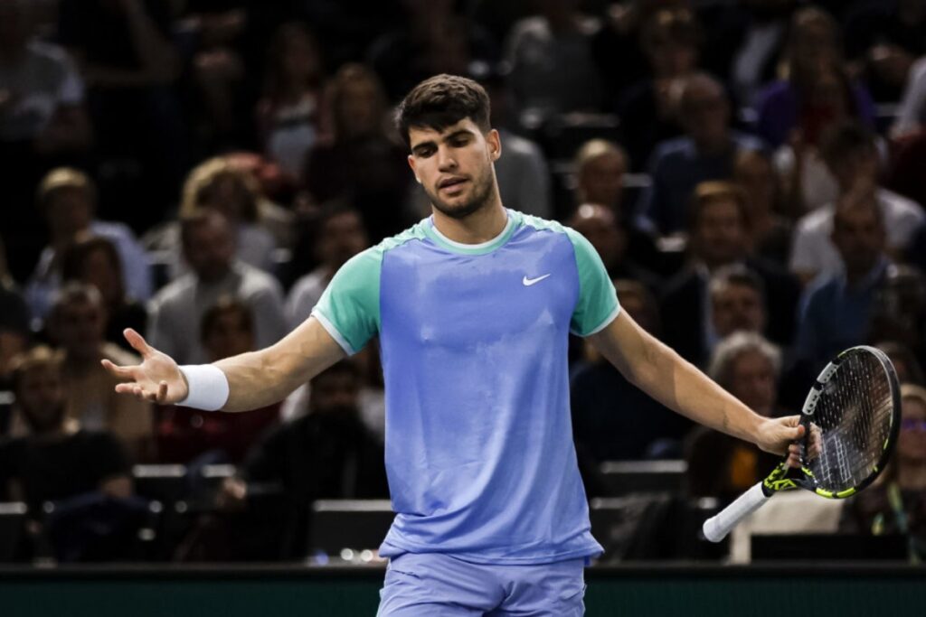 Ugo Humbert defeats Carlos Alcaraz / Photo via Rolex Paris Masters