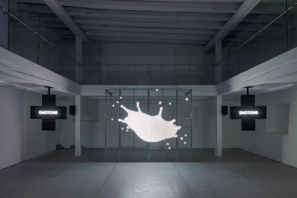 Jens Settergren explora el poder cultural de la leche en la galería Viborg Kunsthal / Photo via Viborg Kunsthal